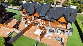 House  Passeig rigolisa. Casa de lujo de 333 m2 con vistas en venta en puigcerdà