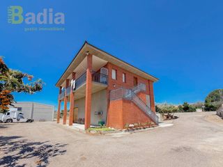 Haus in La Caparrella. Vivienda con 7 naves y 3 hectáreas de terreno en venta en la cap