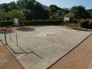 Pis a Valls. Se vende espectacular piso bajos, parquing y trastero en valls,
