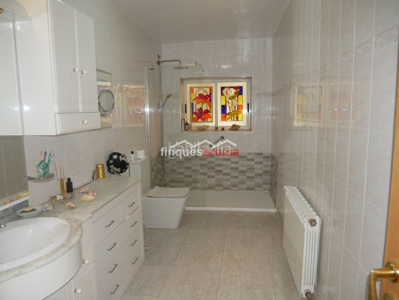 Foto c7c1c222-687e-4a40-87c8-43818ea3e13c. Casa amb xemeneia calefacció a Alió