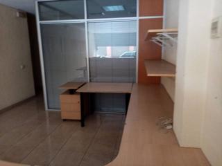 Local commercial à Carrer figueres 17. Local en venta en l'hostal-lledoner