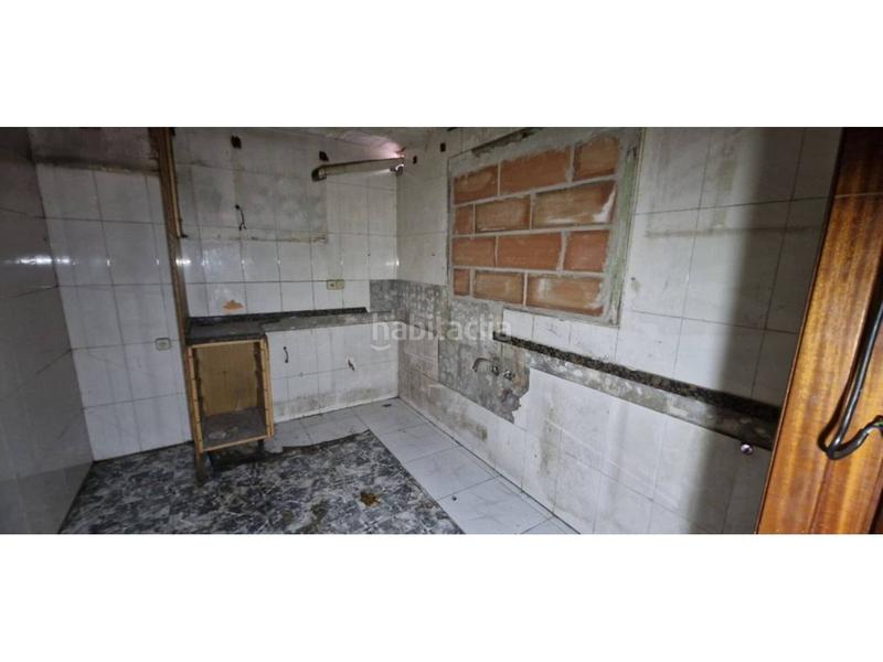 Foto 9fc0538a-3685-4f46-a566-f0d3c0c1e894. Piso  en venta a reformar en Canovelles