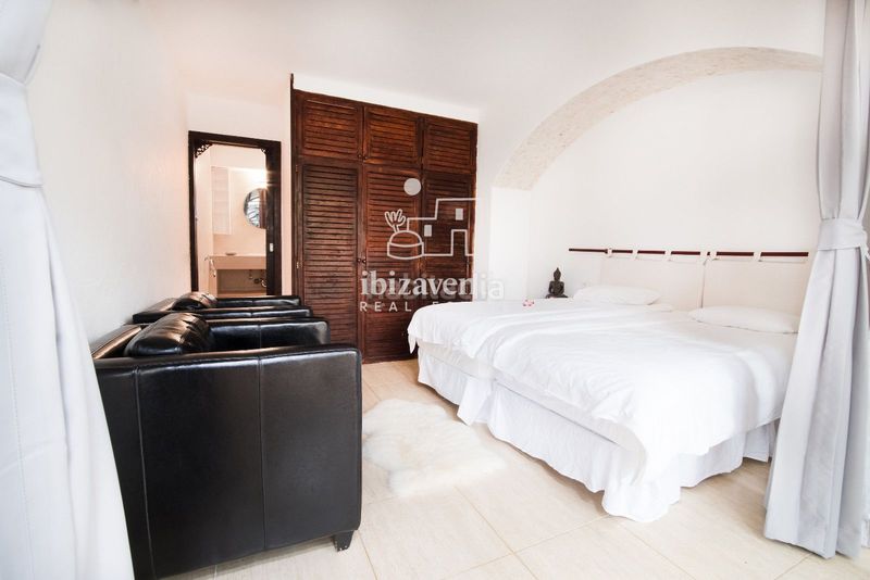 Foto 9a09c785-ba2b-4a15-9b0a-e83c3dbd5166. Casa amb aparcament piscina a Cap Martinet Santa Eulària