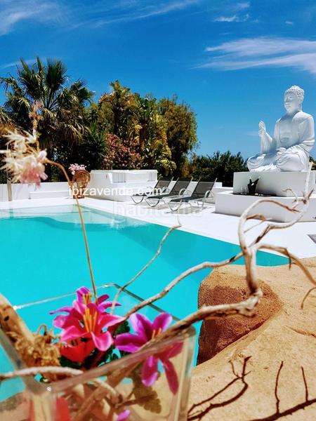 Foto ae7ca36f-2b04-4359-b060-cba30643a9b5. Casa amb aparcament piscina a Cap Martinet Santa Eulària