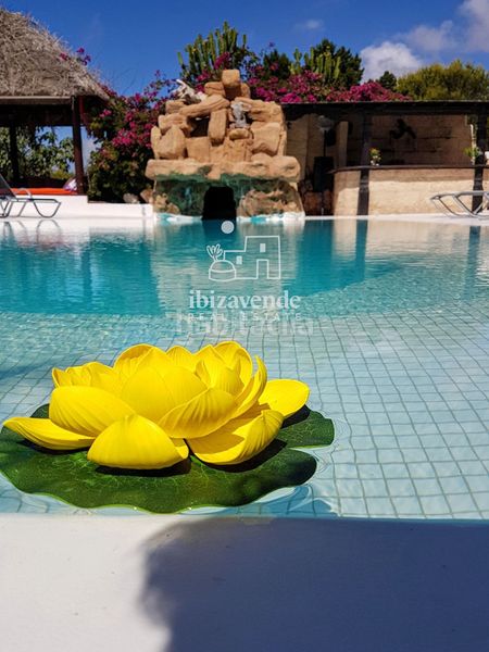 Foto be98dc7a-b801-445e-8cad-79a33c4aa81b. Casa amb aparcament piscina a Cap Martinet Santa Eulària