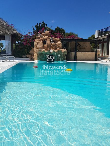 Foto c0d2d01e-58c1-4beb-b825-ce69e4f7fe63. Casa amb aparcament piscina a Cap Martinet Santa Eulària