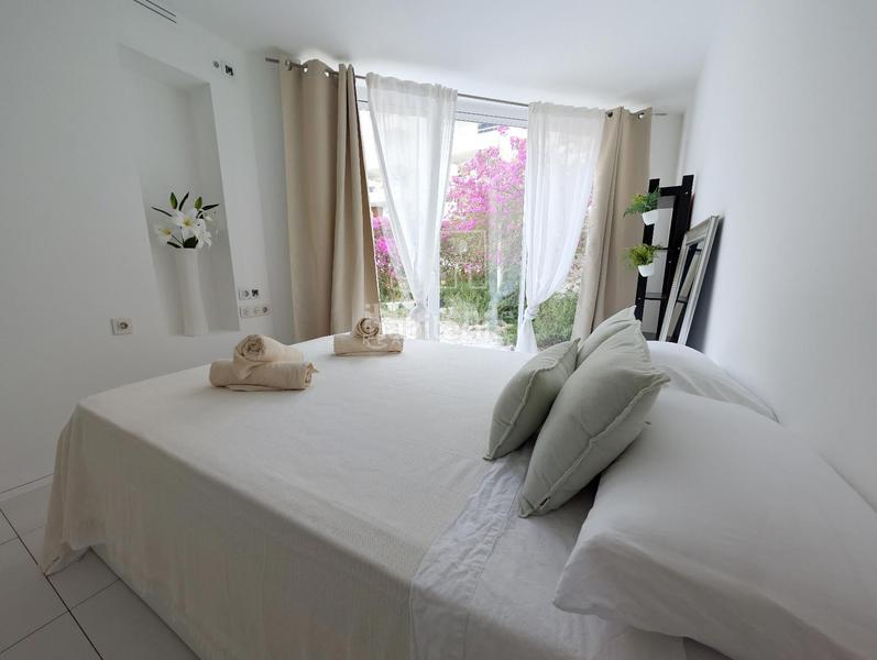 Foto 3f6d93a4-51ca-48aa-b2c9-577ef935bf3d. Piso bajo moderno con jardín privado en marina botafoch en Ibiza