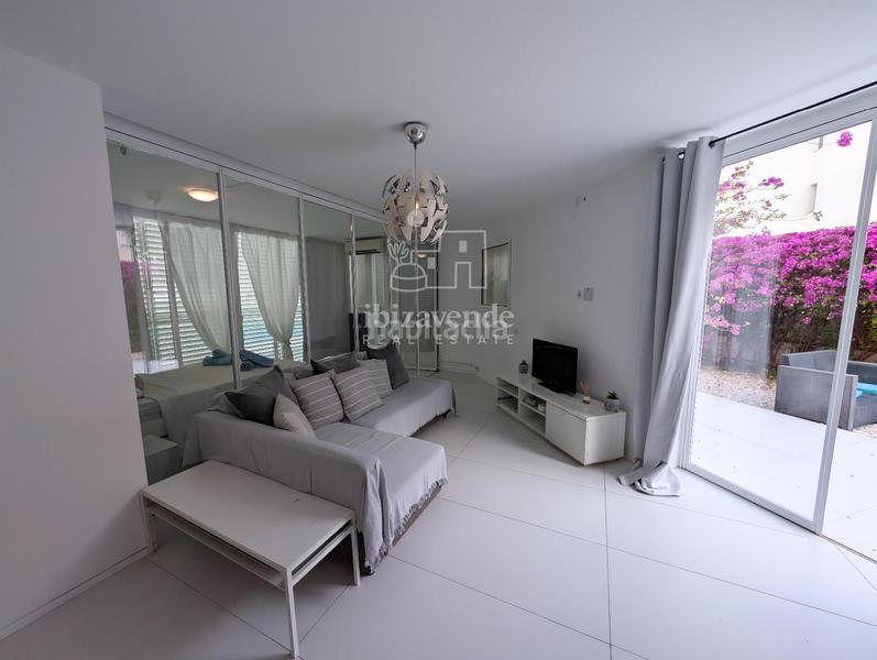 Foto 415450fa-a46a-4ce8-ad54-3bde7c623a3c. Piso bajo moderno con jardín privado en marina botafoch en Ibiza