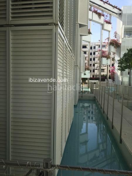 Foto 4e2dc093-62bb-40f2-bae0-1df24f091fdd. Piso bajo moderno con jardín privado en marina botafoch en Ibiza