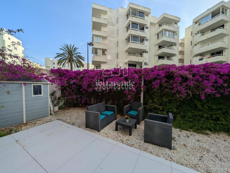 Foto 50c09da2-225c-4c07-b4dc-b9a1b994806a. Piso bajo moderno con jardín privado en marina botafoch en Ibiza