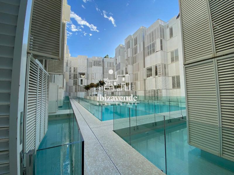 Foto 5628dc0b-27a4-49de-b17c-e916cde21a4e. Piso bajo moderno con jardín privado en marina botafoch en Ibiza
