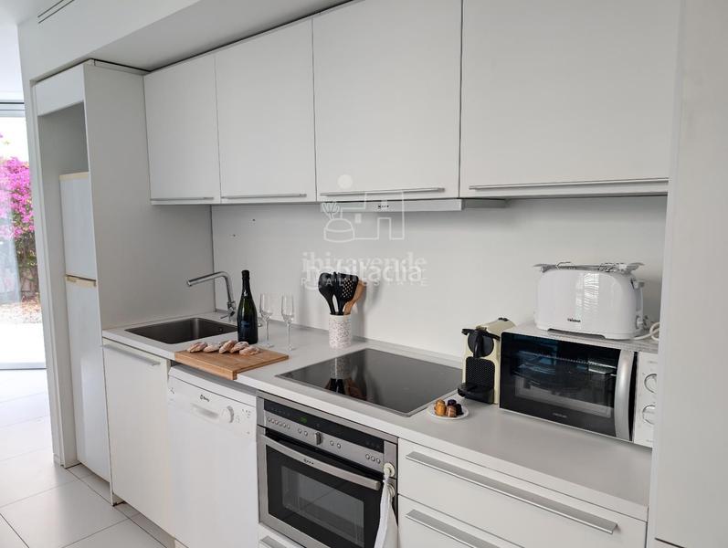 Foto a5bb7595-a3ff-44de-875c-3effa3ebb3ff. Piso bajo moderno con jardín privado en marina botafoch en Ibiza