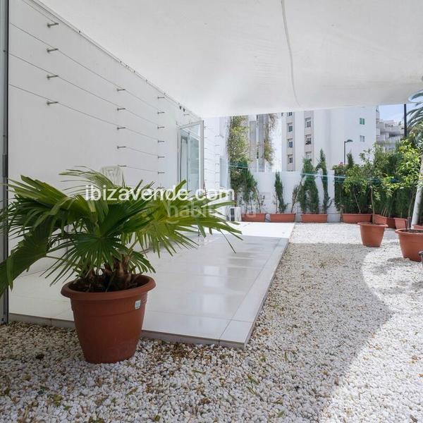 Foto bfab1533-d0e5-47fa-b790-fcd6814b817c. Piso bajo moderno con jardín privado en marina botafoch en Ibiza