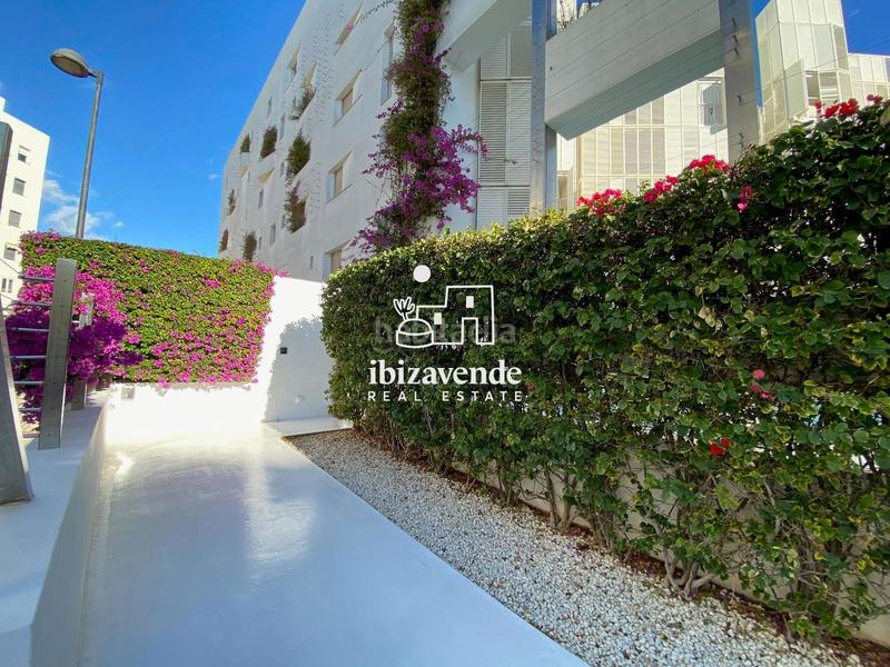 Foto dae65135-b35d-4e6e-a0cc-d1d3ef31d285. Piso bajo moderno con jardín privado en marina botafoch en Ibiza