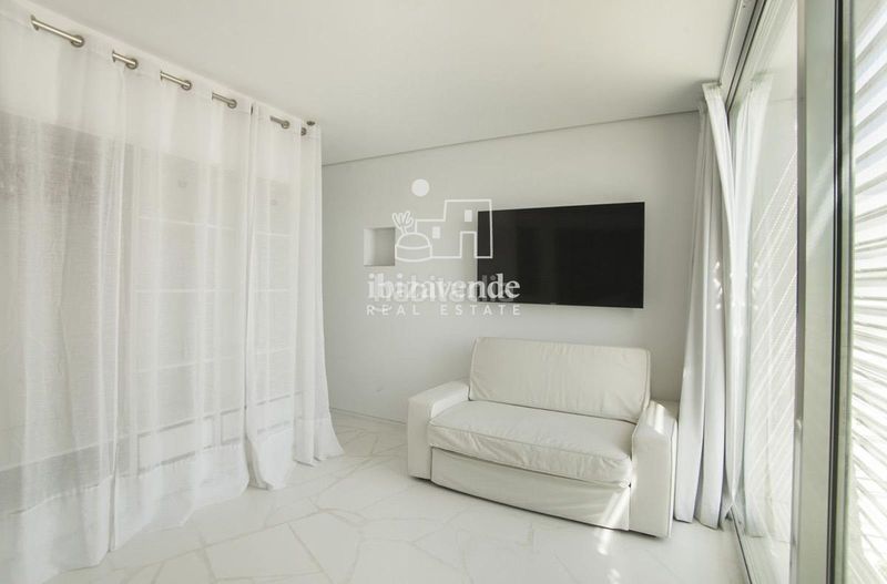 Foto b88f9e09-8250-4b14-91e1-f62bcb92fb15. Àtic amb aparcament piscina a Marina Botafoc-Talamanca Ibiza