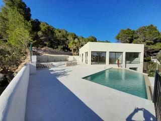 Xalet a Santa Eulària des Riu. Villa de obra nueva con piscina, acabados de lujo y posibilidad