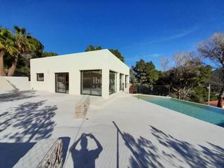 Xalet a Santa Eulària des Riu. Villa de obra nueva con piscina, acabados de lujo y posibilidad