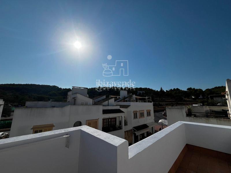 Foto db2212e5-ba7d-455f-a590-76752f87deff. Alquiler dúplex  con gran solárium en centro Sant Carles en Santa Eulària