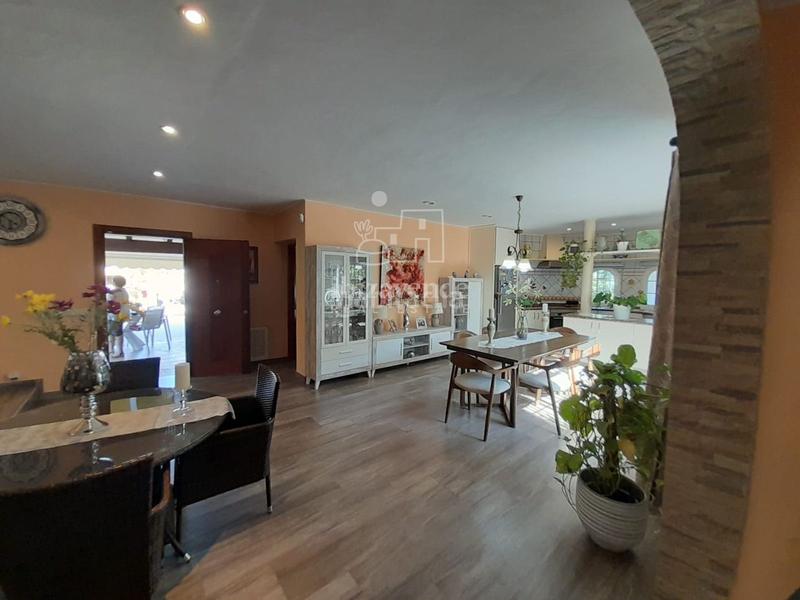 Foto b86ad099-f0dc-4327-a3e1-16a08498bf70. Chalet mit parking pool in Santa Eulària des riu Santa Eulària