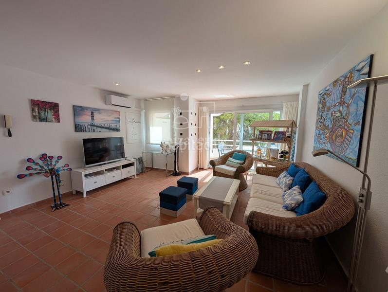 Foto ace1e9e7-5c61-48d6-8485-7b0f36a85e95. Alquiler piso apartamento con vistas a la piscina en cala llenya urbanización la joya, para 11 meses en Santa Eulària