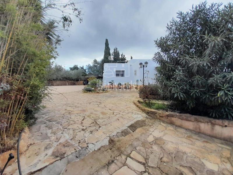Foto 5bf6557a-cdde-461b-af2d-b4272a0b1d4a. Chalet autenticidad ibicenca con comodidad moderna en es novells santa eulalia en Santa Eulària