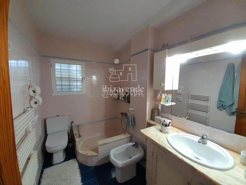 Foto f3e55589-35ab-4fe6-9ba5-f8e0a28f2662. Chalet autenticidad ibicenca con comodidad moderna en es novells santa eulalia en Santa Eulària