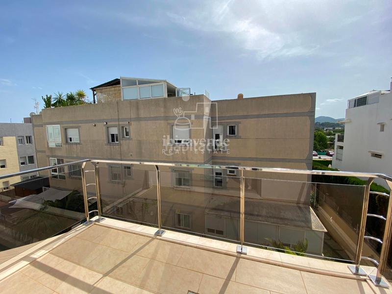 Foto 955c35d6-c456-4b08-8e9c-a4472ee06e43. Alquiler ático espectacular ático de 3 dormitorios con amplia terraza en Jesús. en Santa Eulària