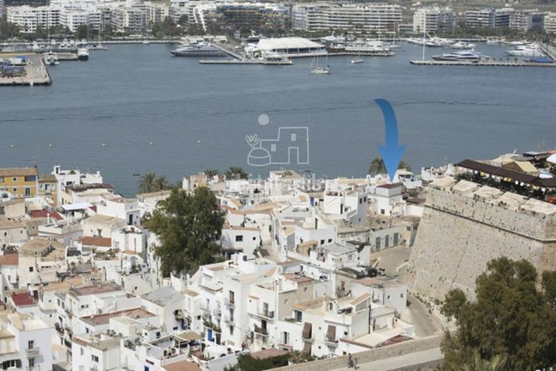 Foto 32a01c13-65a8-42dd-b469-d082faac3df2. Casa  única con más de 300m y espectacular azotea en Ibiza