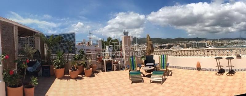 Foto 49d28a7f-d269-4de1-895b-7383aa47a0b6. Casa  única con más de 300m y espectacular azotea en Ibiza