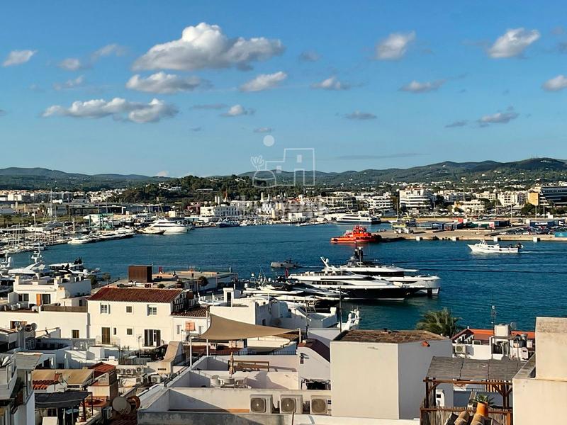 Foto de75ed41-8923-4152-80c8-43d19900bf14. Casa  única con más de 300m y espectacular azotea en Ibiza