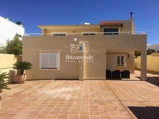 House  Venda de cas serres. Casa en parcela urbana de 800m con piscina en santa gertrudis