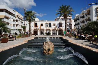 Casa  Venda de cas serres. Casa en parcela urbana de 800m con piscina en santa gertrudis