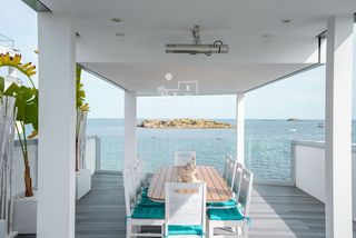 Chalet  De carles roman ferrer. Moderna villa de lujo en playa den bossa con acceso directo al m