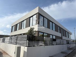 Lloguer Edifici  De la estepa. Edificio residencial de 6 viviendas en ses paises.