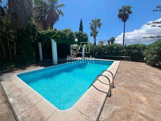 Casa  Aguzanieve. Elegante casita con piscina privada y vistas únicas a dalt vila