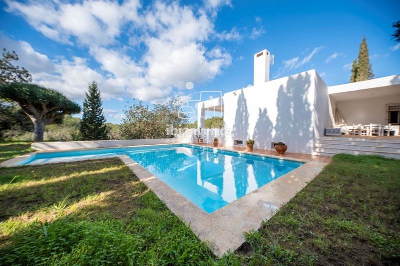 Foto 4a9655c8-c717-4ad6-89f8-3db4e58e24c8. Casa amb piscina a Roca Llisa Santa Eulària