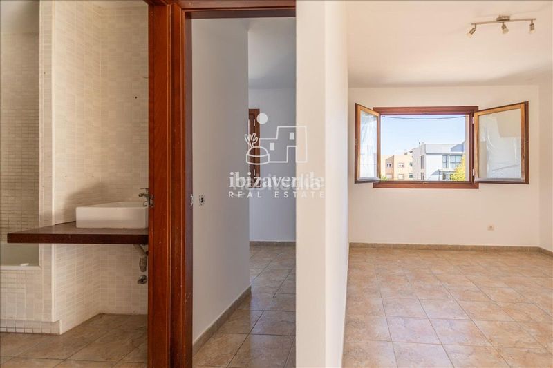Foto 8a4f2efd-5d03-4ee8-8161-d08024fb8e17. Pis a Ses Figueretes - Platja d'en Bossa - Cas Serres Ibiza