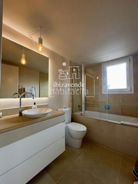 Foto e3cd4382-9ce9-4c15-bff3-d64ae70bc11d. Casa adossada amb aparcament piscina a Santa Eulària des riu Santa Eulària