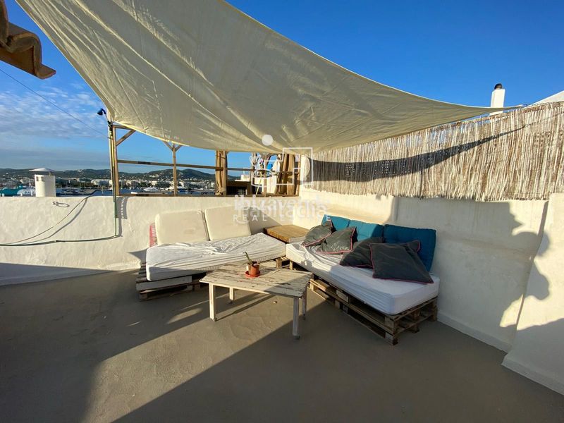Foto 7635f7c0-4792-4987-afaa-18fdeab2b1fe. Alquiler dúplex  acogedor en sa penya con vistas a dalt vila y al mar en Ibiza