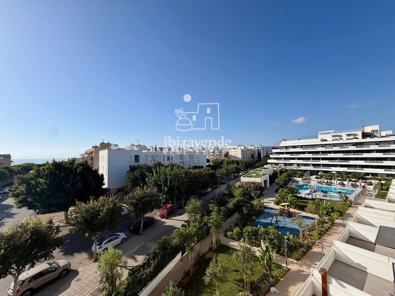 Foto 4a55fcd6-f100-44c0-af74-c5f009bf02d3. Lloguer dúplex amb aparcament piscina a Ses Figueretes - Platja d'en Bossa - Cas Serres Ibiza