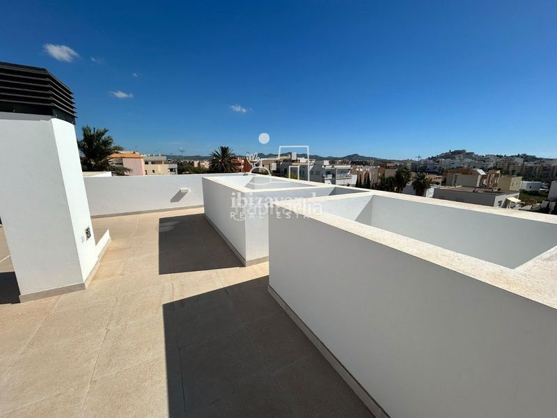 Foto 4e5b0d35-a022-4413-8fb9-621aa0047bd6. Alquiler ático espectacular ático con vistas al mar y al casco antiguo en Ibiza