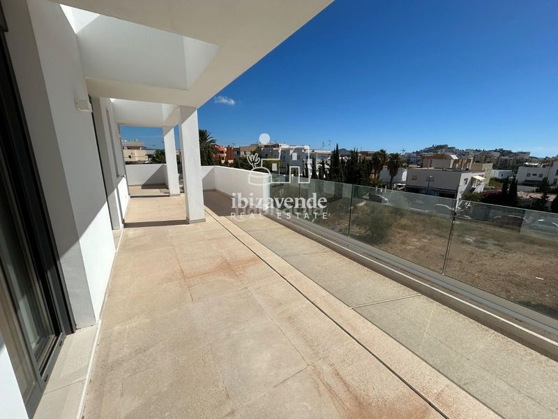 Foto a81f07cb-10c1-43d1-bd13-c25dd6bbd03f. Alquiler ático espectacular ático con vistas al mar y al casco antiguo en Ibiza
