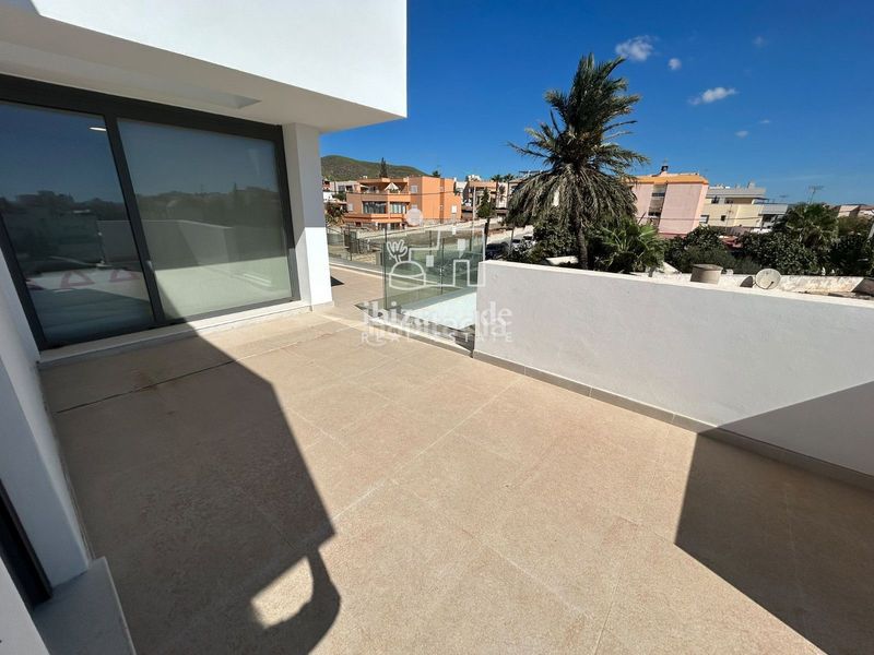 Foto d0b602f0-3d7a-4384-9259-0fecab6c9820. Alquiler ático espectacular ático con vistas al mar y al casco antiguo en Ibiza
