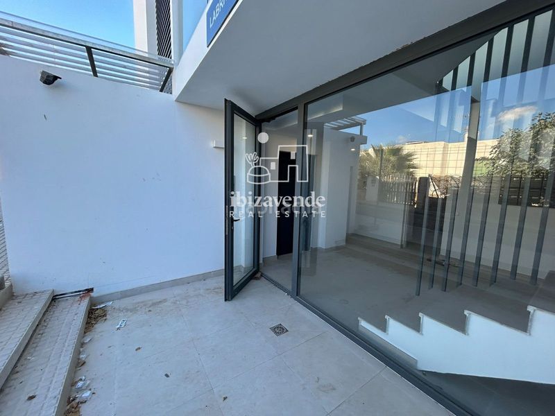 Foto d976666d-7843-4e50-9a4f-ab37996a66f4. Alquiler ático espectacular ático con vistas al mar y al casco antiguo en Ibiza
