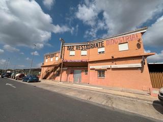 Local commercial à Vilamarxant. Venta de bar-restaurante con posibilidad de hotel/hostal en polí