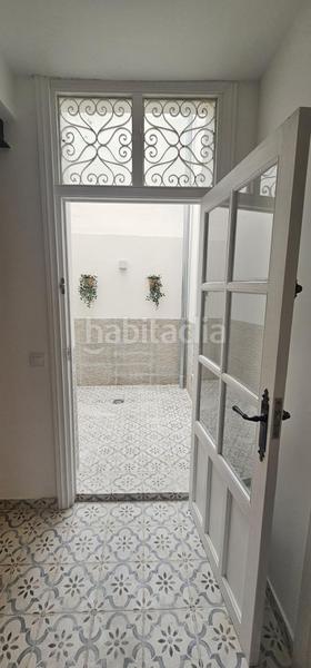 Foto c2470415-1110-442b-bad7-b6385e2d8a49. Alquiler casa pequeño chalet recién reformado en centro en Alicante