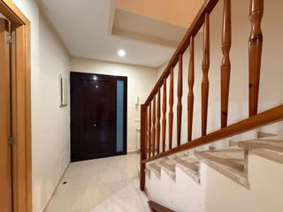 Casa aparellada  Carrer penedès. Casa adosada esquinera en banyeres: espacio, tranquilidad y como