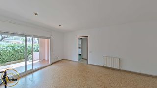 Planta baja  Carrer de la garona. Amplísima planta baja en la playa