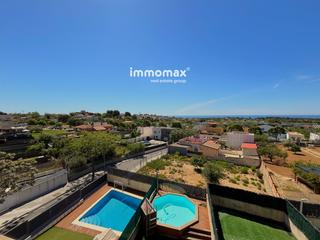 Casa a Fondo Somella. Casa adosada con piscina y magníficas vistas al mar, vilanova i