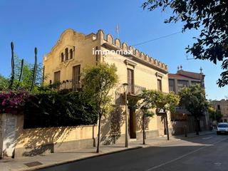 House  Nadal. Espectacular vivienda con jardín en el centro de sant feliu llob